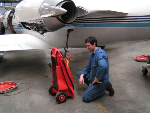 Akku Startgerät SOS 12/24V-3200CA fahrbar mit Anschluss für Aviation-Kabel