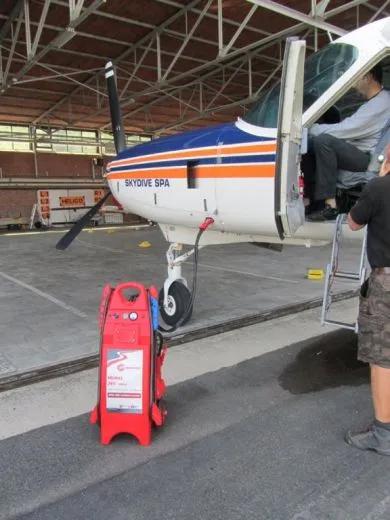 Akku Startgerät SOS 12/24V-3200CA fahrbar mit Anschluss für Aviation-Kabel